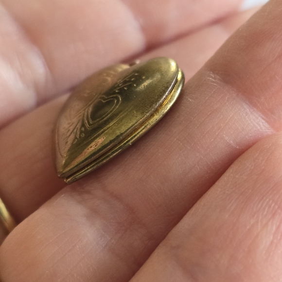 Vintage heart locket pendant gold tone photo holder - Picture 13 of 13